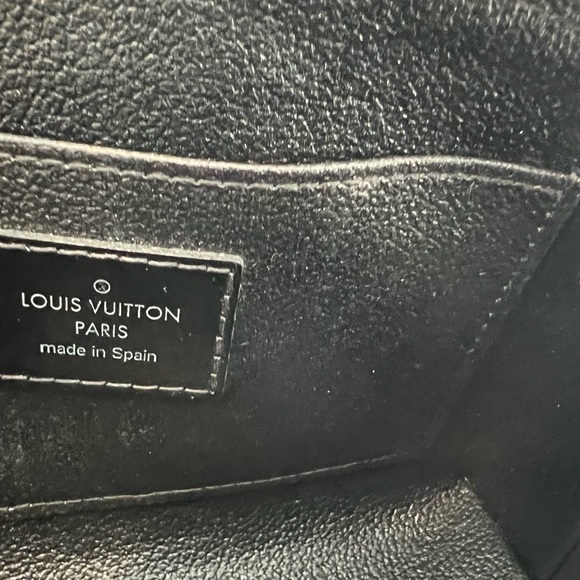 LOUIS VUITTON BLACK VERNIS LEATHER COSMETIC BAG POUCH - Picture 17 of 17